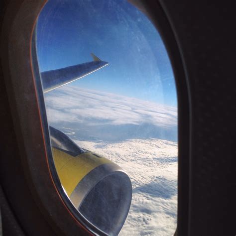 Vue du moteur de l’avion à travers le hublot d’un avion 